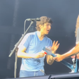 Dave Grohl chama genro para tocar bateria no Foo Fighters após desafio bizarro