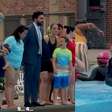 Prefeito de Nova York pula na piscina de terno e gravata