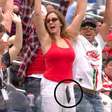 Torcedora se empolga na 'ola' e 'arremessa' o celular no jogo entre Canadá e África do Sul