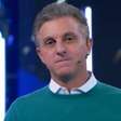 Domingão tem perrengue ao vivo e Luciano Huck improvisa para segurar a situação