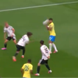 Bolada na cara de Paquetá rende memes; meia deixou o campo no intervalo por lesão