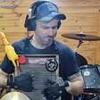 Baterista brasileiro ganha concurso do Metallica usando tábua de lavar e galinha de borracha
