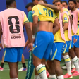 Lucas Paquetá deixa jogo contra o Japão carregado por jogadores