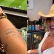 Com look 'cowgirl', Virginia reclama de caminhada a estádio e mostra pé com calo em Brasil x Japão