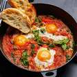 Receita para um jantar proteico, rápido e barato com apenas 4 ingredientes: confira o passo a passo da shakshuka