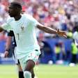 Mulher do jogador da França Ousmane Dembélé tem detalhe curioso que a afasta totalmente das outras WAGs da Copa 2026. Descubra qual nas fotos!