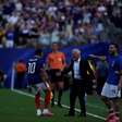 Deschamps se torna maior vencedor das Copas e recebe carinho após luto