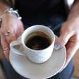 Se você toma café logo que acorda, está fazendo errado: esta é a hora exata para ter energia, segundo a ciência