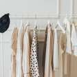 Guarda-roupa cápsula: como montar um armário versátil, sustentável e funcional