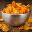 Chips de legumes com molho de iogurte: lanche saudável e crocante