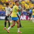 Decisivo, Bruno Guimarães alcance recorde em Copas neste século