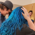 Eddie Vedder presenteia adolescente com violão de sua coleção e emociona mãe: "curou uma cicatriz"