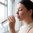 Água morna em jejum ajuda a emagrecer? Nutricionista responde