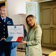 Meloni entrega bandeira italiana a piloto da missão Artemis 3