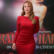 Paolla Oliveira aposta em visual à la 'dama de vermelho' para lançar filme 'Herança de Narcisa'