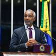 Após duras críticas, Romário toma decisão sobre salário do Senado durante Copa