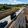 Após anos de promessas e paralisação, obras na Rodovia Bunjiro Nakao avançam em sete pontos