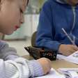 Após apostar na tecnologia em salas de aula, Suécia volta atrás e reintroduz livros físicos; saiba por quê