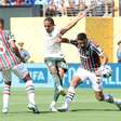 De férias no RJ, atacante do Chelsea realiza sonho de conhecer ídolo do Fluminense