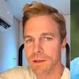 Stephen Amell, ator de 'Arrow', responde mensagem de Neymar com anos de atraso, e craque reage; veja