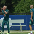 Ancelotti se irrita ao errar embaixadinha em treino da Seleção na Copa; assista