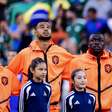 Jogadores da Holanda são alvo de ataques racistas após eliminação na Copa do Mundo