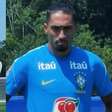 Raphinha aparece pela primeira vez treinando no gramado após se lesionar durante a Copa