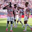 Com um a menos, Estados Unidos vence a Bósnia e avança na Copa