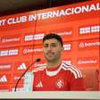 Maripán veste camisa de Figueroa e faz promessa à torcida do Internacional