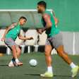 Thiago Silva participa de atividades em campo no Fluminense