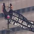 Frase exibida em faixa no Empire State é de ícone do Rock? Entenda