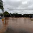 Rio Uruguai ultrapassa cota de inundação e família é retirada de casa em São Borja