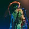 Thati Dias transforma música em poesia, reflexão e humor