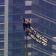 Veja o momento em que policial sobe no Empire State Building para deter casal que escalou até o topo