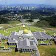 Nem os maiores bilionários da tecnologia superam a vida do sultão de Brunei com 6000 carros de luxo, um palácio gigantesco e um corte de cabelo de 20 mil dólares