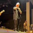 Jelly Roll surpreende fã durante show e lhe garante ingressos para a vida toda