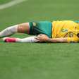 Jogador da Austrália deixa campo carregado após entrada dura contra o Egito na Copa