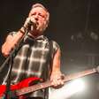 A alfinetada de Peter Hook no New Order após restar apenas Bernard Sumner na banda