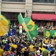 Com bandeirão de Pelé, torcida brasileira invade ponto turístico de Nova York