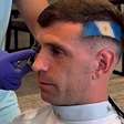 Dibu Martínez repete tradição e exibe bandeira da Argentina raspada no cabelo