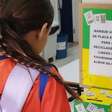 Febre dos álbuns da Copa: escolas mobilizam alunos para reciclar lixo invisível das figurinhas