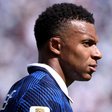 Poucos sabem, mas antes da Copa de 2026, Mbappé foi alvo de racismo e transfobia após suposto romance com modelo trans que posou na Playboy; hoje, vive affair com atriz de 'Elite'