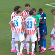 Zagueiro do Paraguai 'cava' marca do pênalti antes de gol de Mbappé