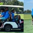 Jogadores se aglomeram e pegam carona em carrinho de golfe em treino da Seleção