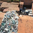 Morador é flagrado acumulando lixo no telhado de casa no PI; ele será autuado