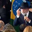 Lula mostra dedo do meio durante discurso no Palácio do Planalto: 'Aqui para eles'