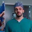 Cantor toca violão durante cirurgia para retirar tumor no cérebro: 'Não consigo lembrar'
