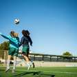 Cabeceios no futebol elevam risco de trauma craniano, sugerem estudos