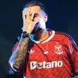 Rapper faz show com novo terceiro uniforme do Flamengo