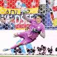 Destaque da Copa, goleiro do Paraguai abre portas para Torino